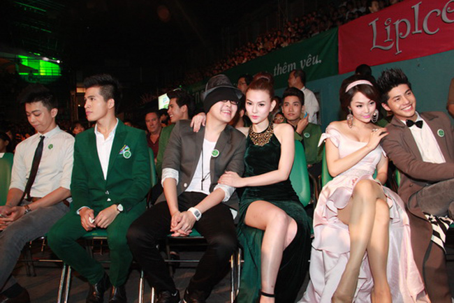 Minh Hằng gợi cảm bên cạnh Noo Phước Thịnh trong đêm trao giải Làn sóng xanh 2012.